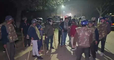 <p>DCP Kashi Zone, Varanasi, Gaurav Banswal said there was a dispute between groups of students from Birla and Ruiya hostels over an old grudge.<br></p>