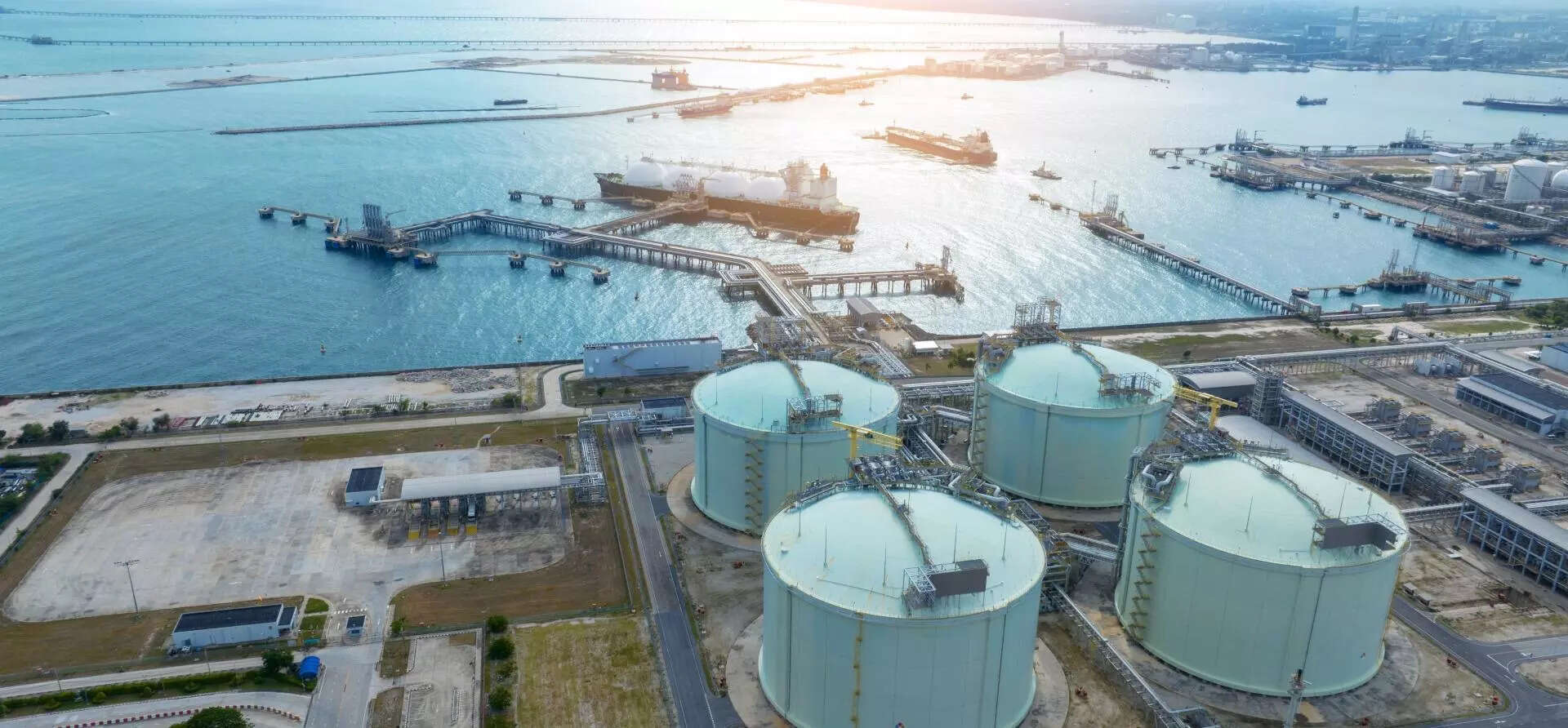 <p>Jaipur, State government joint venture Rajasthan State Gas Ltd has started exploring opportunities in liquefied natural gas, electric vehicles and compressed biogas (CBG).</p>