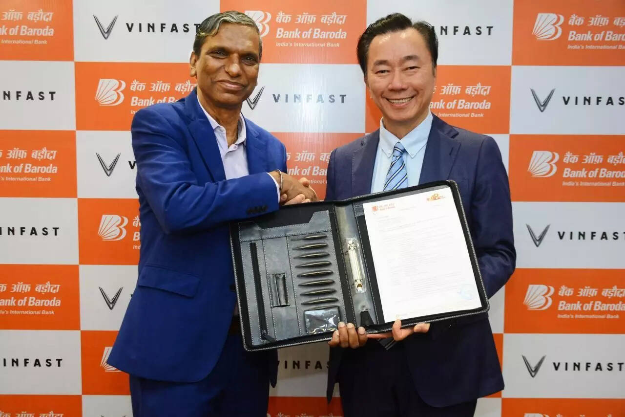

<p>Pham Sanh Chau (right), CEO of VinFast Asia, and Mr. D. Ananda Kumar, General Manager – Supply Chain Finance, Bank of Baroda, at the signing ceremony.</p>
<p><u></u><u></u></p>
<p>“/><figcaption class=