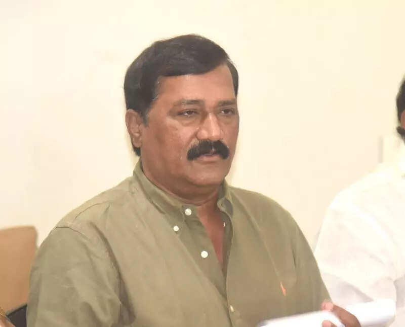 <p>The former HRD minister also inspected classrooms, toilets, the library, and laboratories, and joined students for lunch in the dining hall.</p>