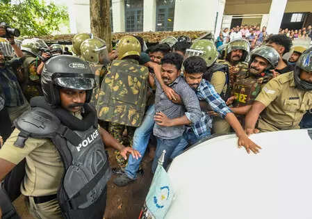 <p>Police had erected barricades to prevent the protesters from entering the Kerala University campus, however, SFI activists breached the barricades and entered the university premises.</p>