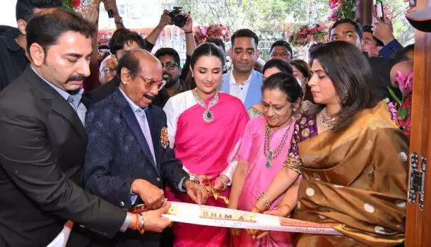 ​Smt. Parineeti Chopra, Chief Guest; Dr. B. Govindan, Chairman, Bhima Jewellery; Smt. Jaya Govindan, Director; Shri. Sudhir Kapoor and Smt. Deepa Kapoor, Managing Directors, at the grand opening of Bhima Noida Showroom.​