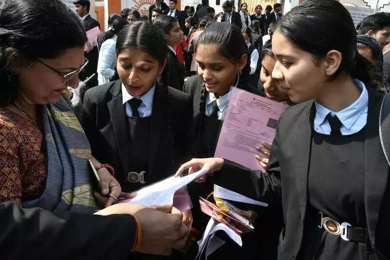 <p>The English exam for Higher Secondary students took place at 3,604 centres statewide, with around 6,12,609 candidates appearing.</p>