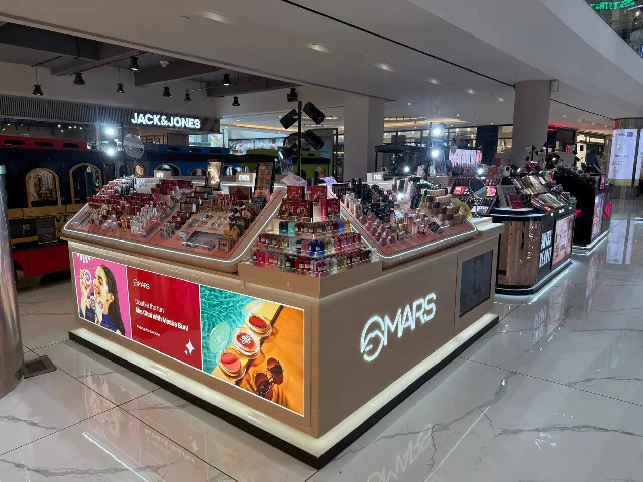 

<p>Mathur, da MARS Cosmetics, destaca que as marcas indianas estão sintonizadas com as necessidades e tons de pele exclusivos das mulheres indianas, levando em consideração o clima, os tons e os preços do país. </p>
<p>“/><figcaption class=