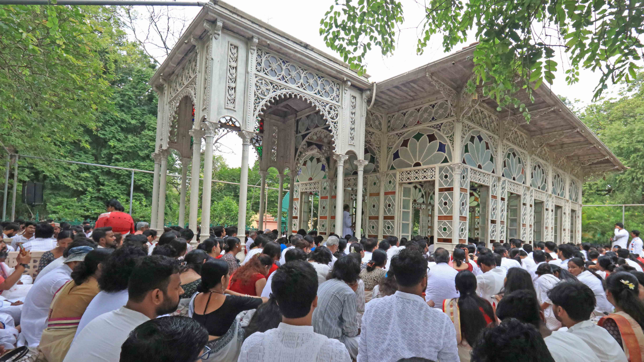 <p>The VC said fresh milk procured from the cows will be served to children of Patha Bhavana while biogas produced from organic waste, especially cow dung, will be used to power lights and fans in that area. </p>