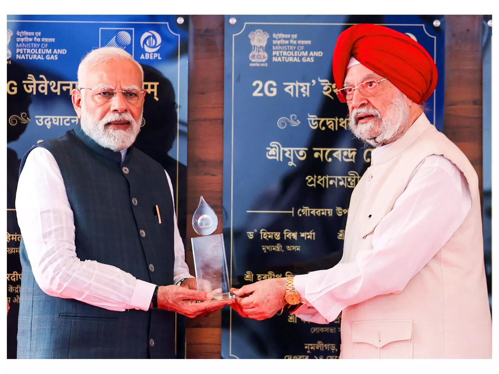 <p>PM Modi extends birthday wishes to Hardeep Singh Puri</p>