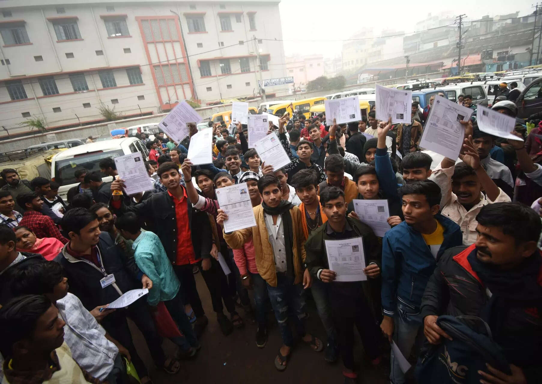 <p>The disorder was not confined to Siwan. Across districts, late-arriving students resorted to risky measures to gain entry.</p>