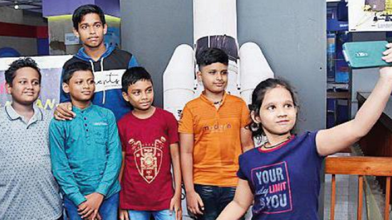 <p>The number of teachers in primary schools also declined from 3,28,665 in 2023-24 to 3,24,458 in 2024-25, marking a decrease of 4,207 teachers.<br></p>