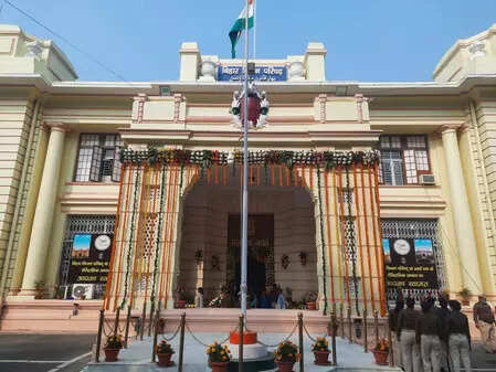 <p>Participating in the discussion, BJP MLC Nawal Kishor Yadav pointed out that students are often sent from one place to another without clear information.<br></p>