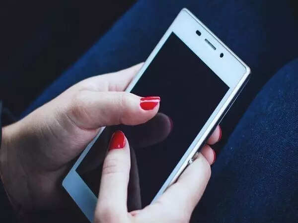 <p>With rising concerns over social media addiction and its impact on teenage mental health, the government is exploring the possibility of prohibiting smartphones within school and educational institution campuses. </p>