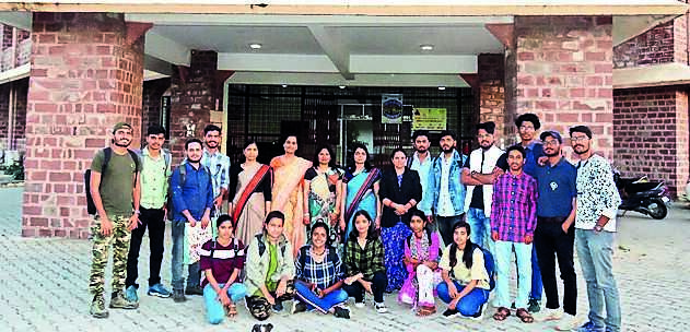 <p>He added that under Congress govt, 223 assistant professor positions were filled in 2 years, while BJP govt appointed 1,014. </p>