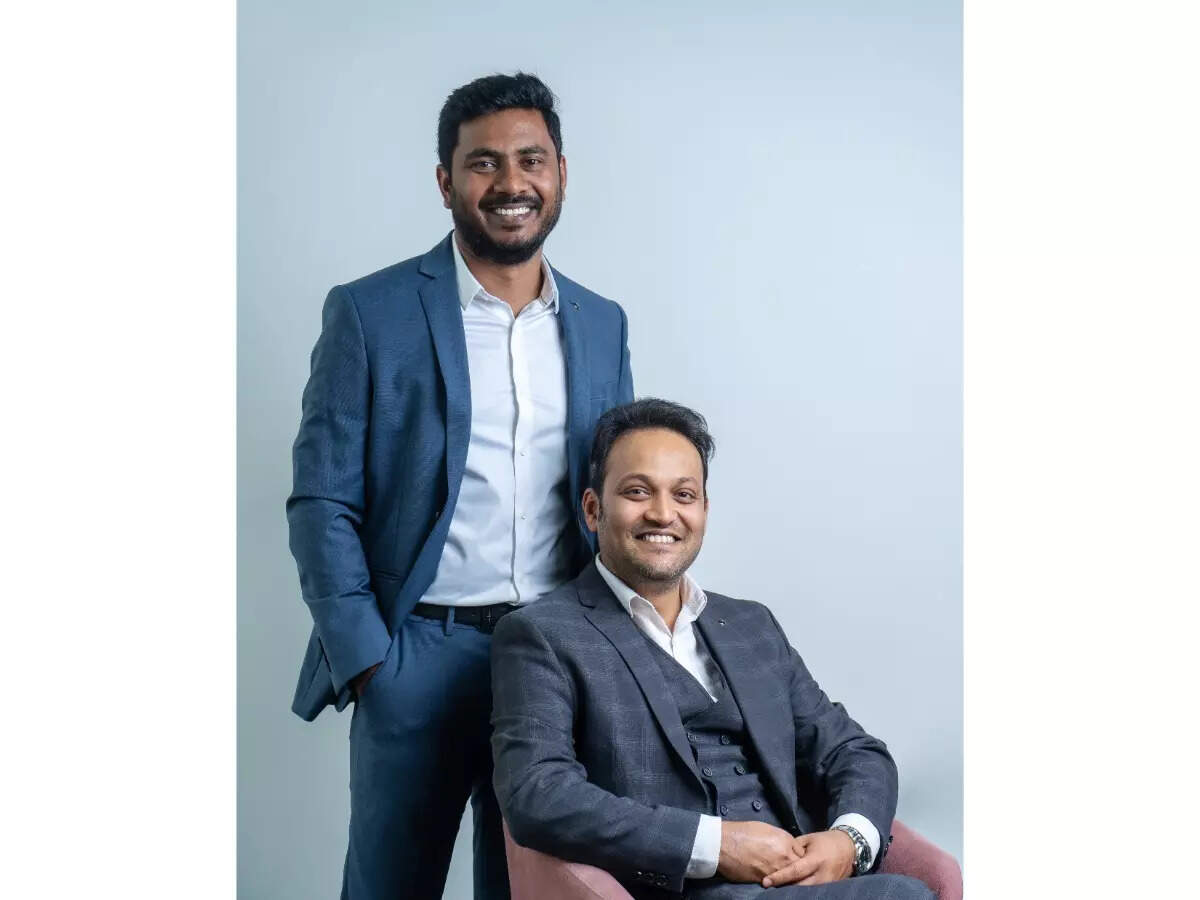 

<p>एलआर, कॉन्स्टेलि के संस्थापक अविनाश चेनरेड्डी और सत्य गोपाल पाणिग्रही हैं</p>
<p>“/><figcaption class=