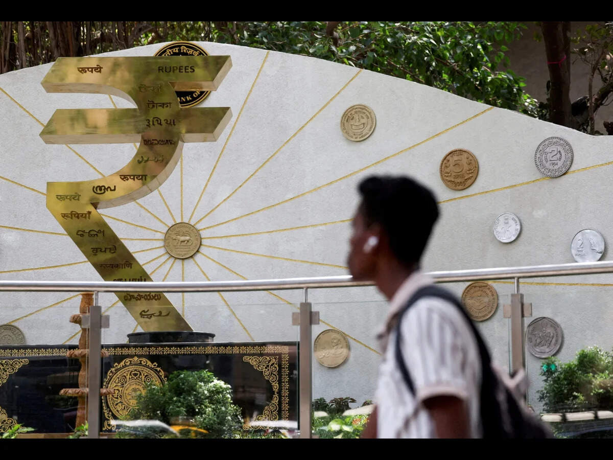 <p>The Indian rupee is poised for a fall below 91.50 against the US dollar on Monday. Global oil prices and geopolitical tensions are driving this weakening. </p>