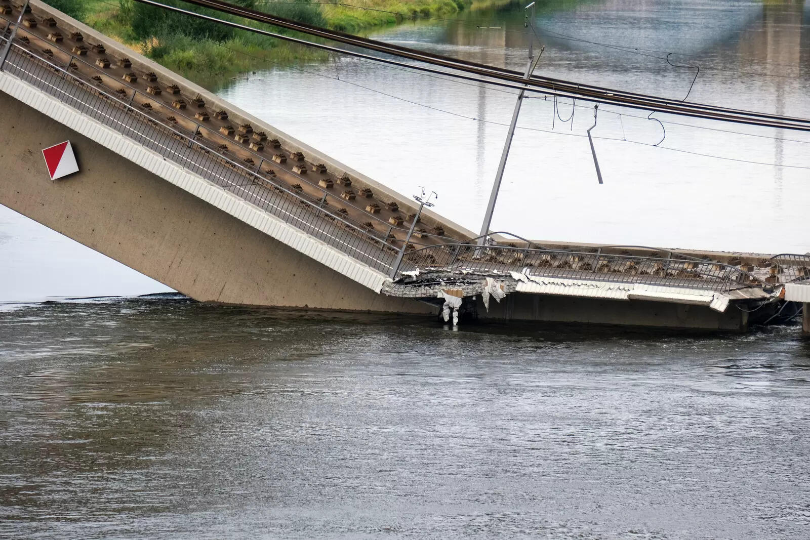 गोपालगंज पुल हादसा: निर्माणाधीन पुल का हिस्सा गिरा, इंजीनियर सस्पेंड और कंपनी ब्लैकलिस्ट – जानिए पूरी घटना