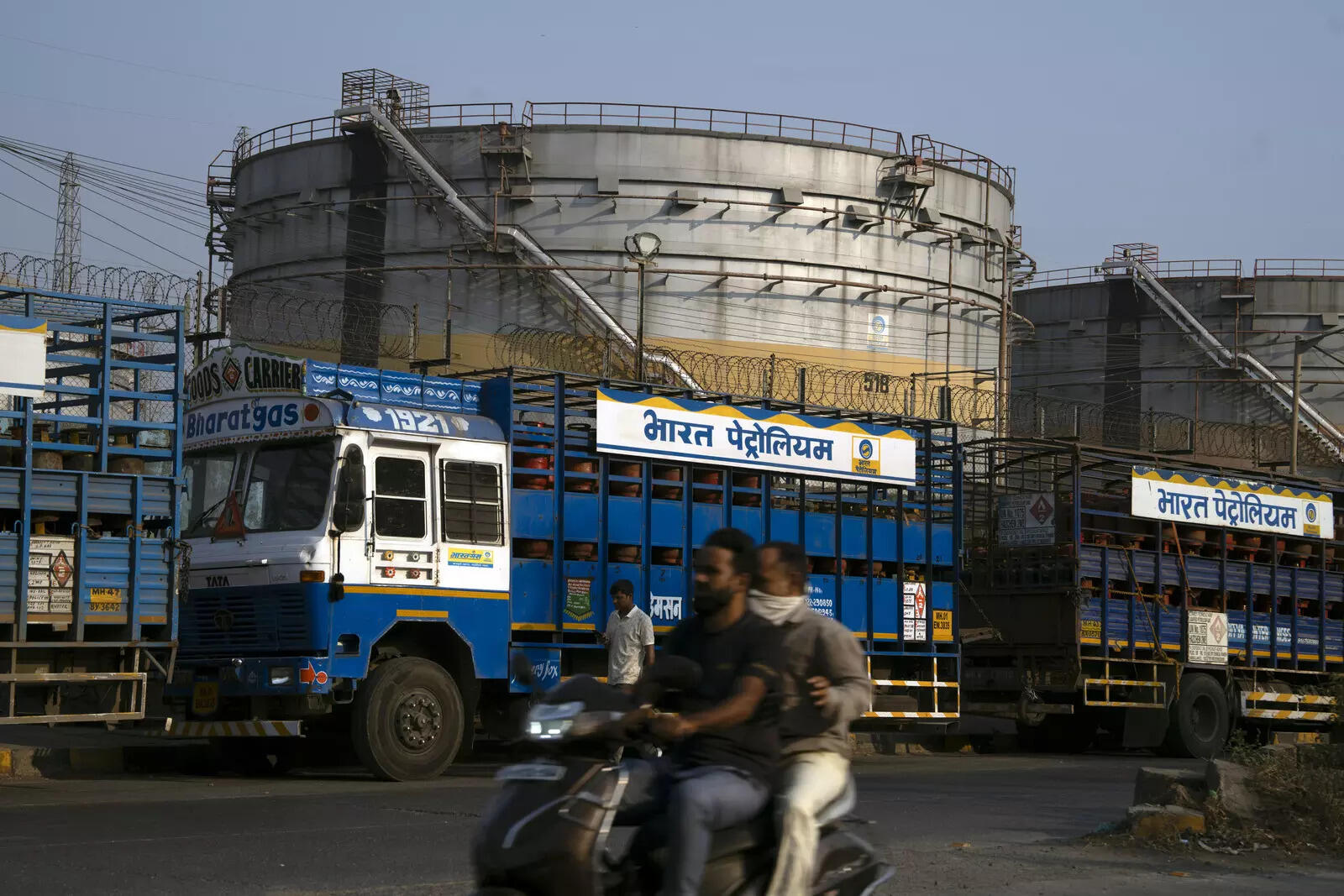 <p>Stock for power distributors and refineries began to falter in the middle of the week, leaving some to cut back.</p>