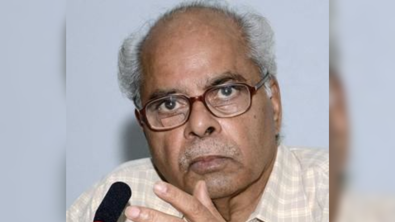 <p>He became a professor of history at Jawaharlal Nehru University, Delhi, where he served as head of the department, dean of the School of Social Sciences, and chairman of the Archives of Contemporary History.</p>