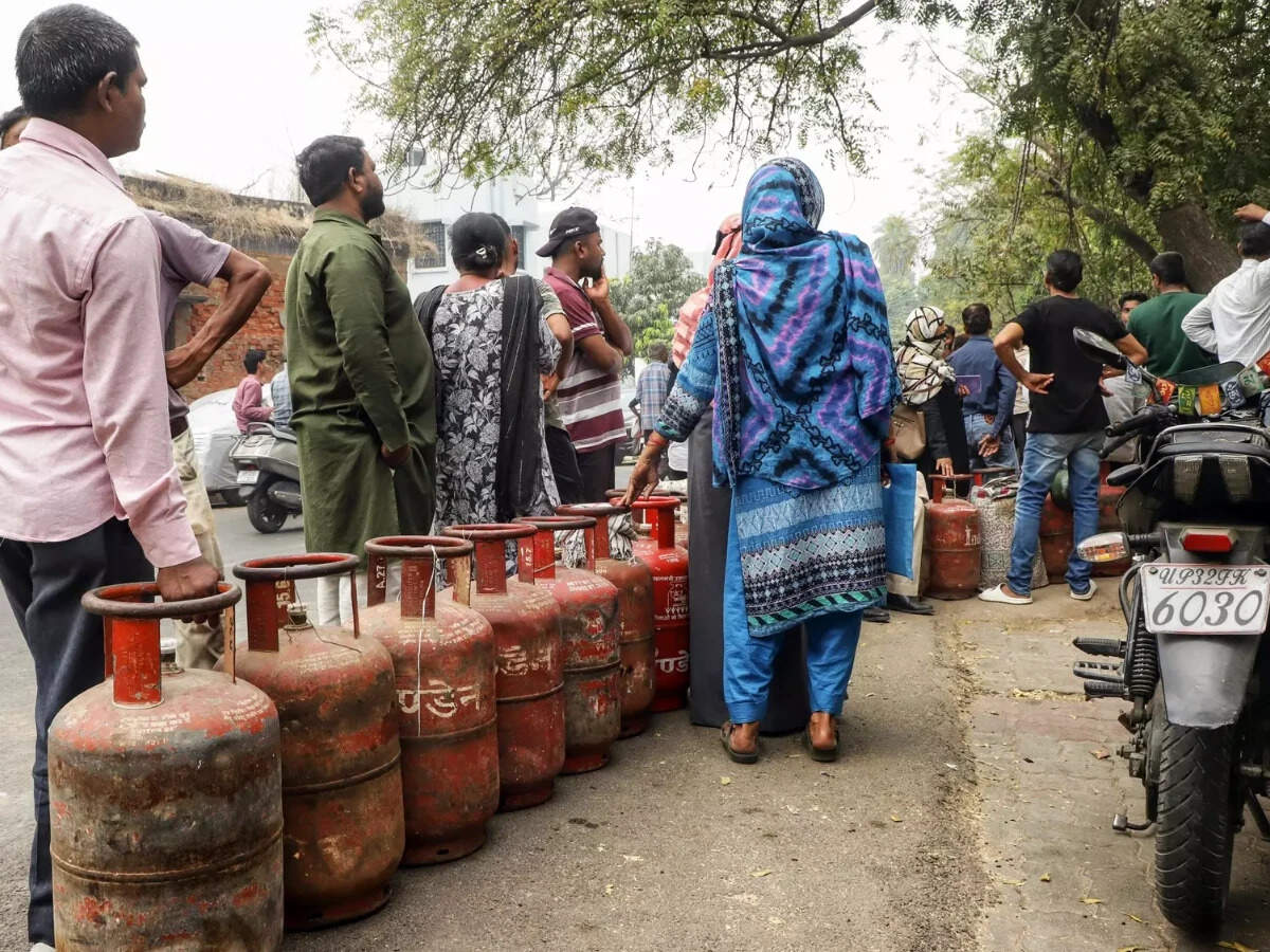 <p>Bengaluru residents are making panic inquiries for domestic LPG cylinders amid fears of supply disruptions.</p>
