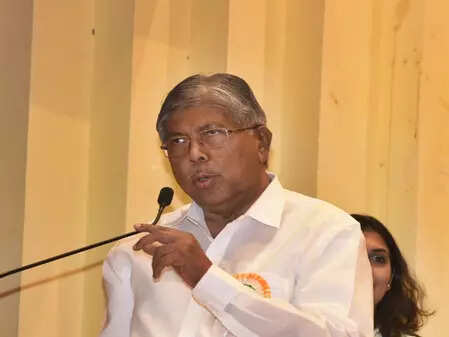 <p>Minister Patil explained that, according to Supreme Court directives, the Fee Regulating Authority (FRA) is functional in the state. </p>
