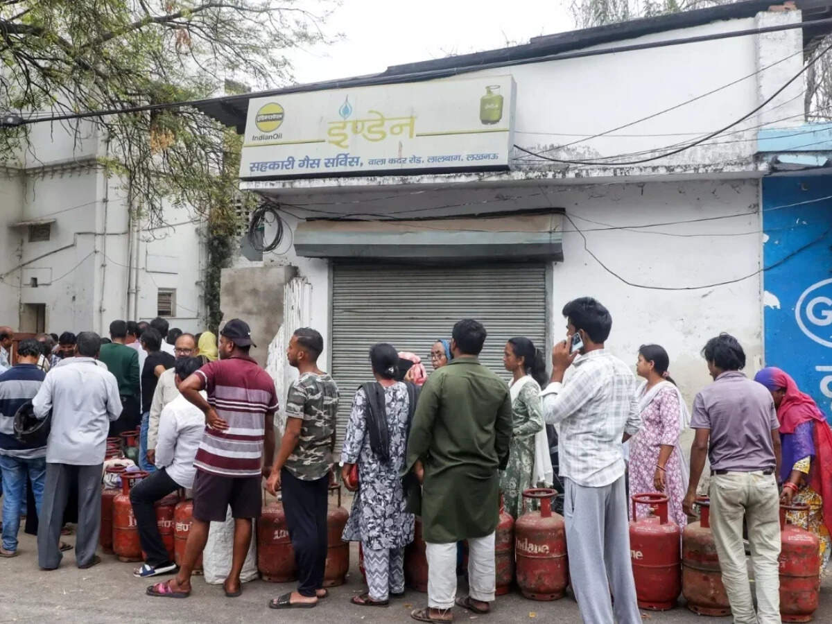 <p>Delhi Police is taking action to ensure smooth LPG cylinder distribution. Officers are monitoring gas agencies to prevent hoarding and black marketing. </p>