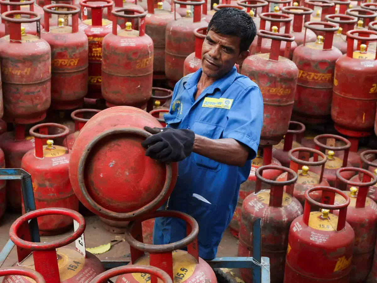<p>Traders urge Madhya Pradesh administration to restore commercial LPG supply. The hospitality and food service sector faces a complete shutdown. </p>