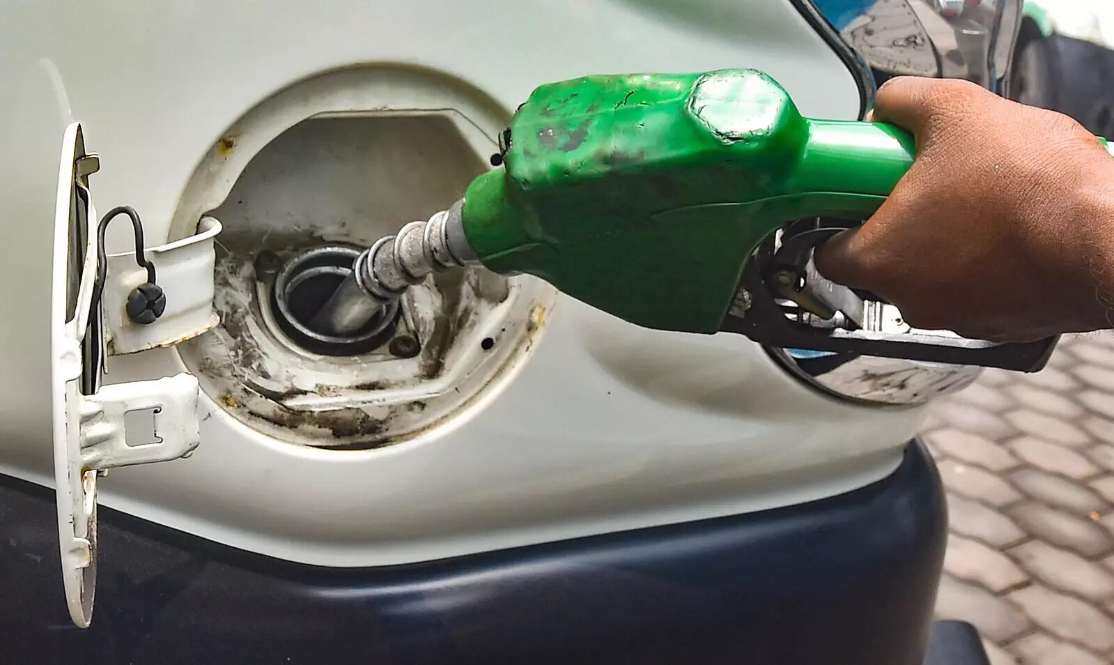 <p>A petrol pump in Tamil Nadu has been suspended for dispensing fuel into loose containers, a practice deemed unsafe by the Ministry of Petroleum and Natural Gas. <br></p>