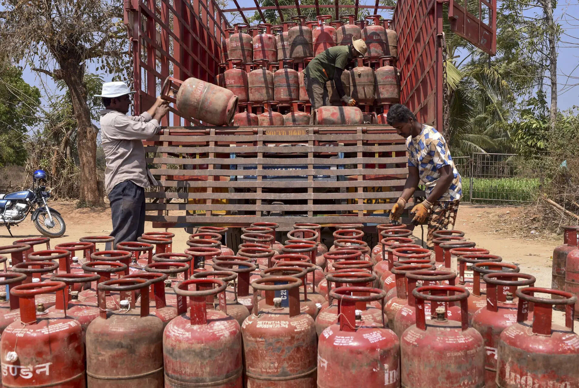 <p>Domestic LPG supplies across the country remain stable and secure as oil marketing companies continue operations to ensure uninterrupted delivery to households. </p>