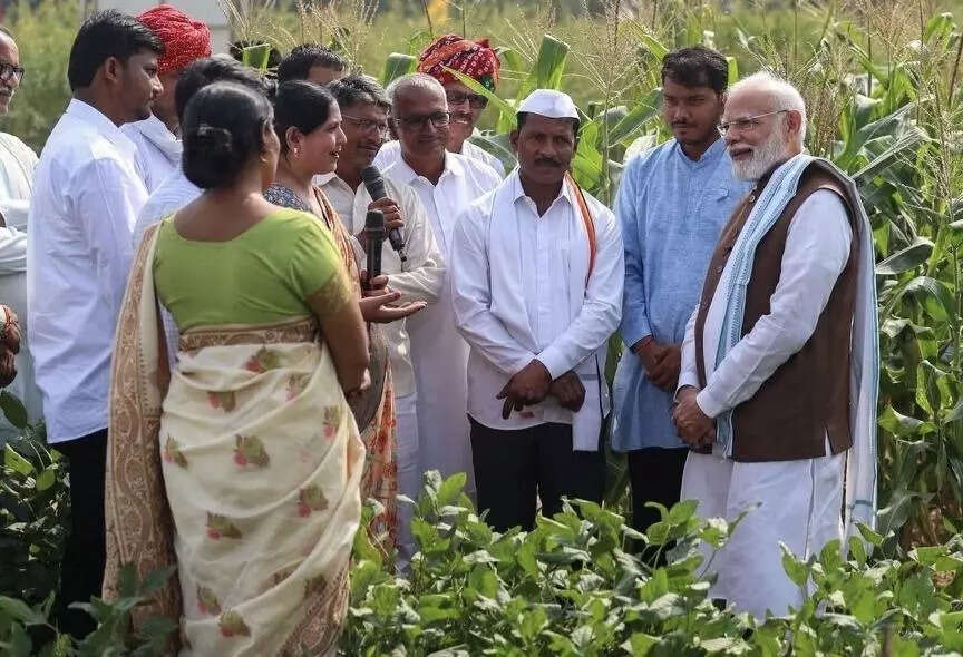 <p>PM Modi interacting with farmers at Krishi program</p>
