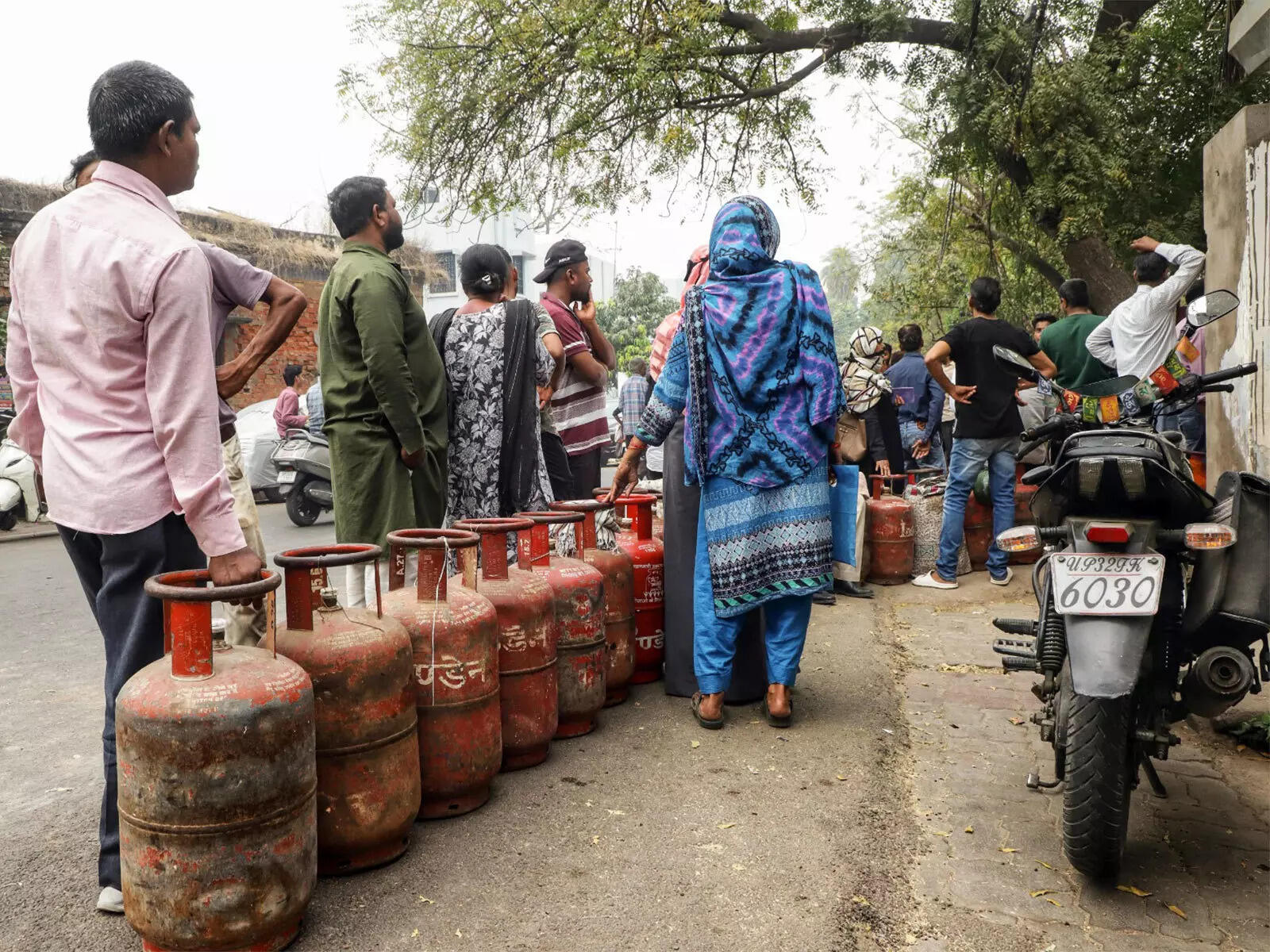 <p>Gujarat is boosting LPG supplies by 20 percent to ensure uninterrupted availability. </p>