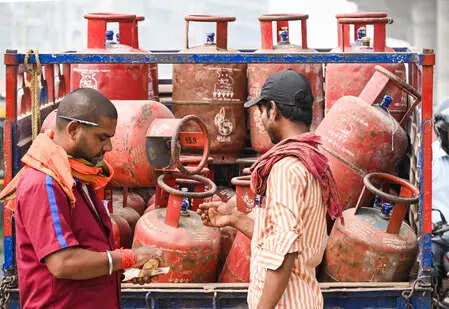 <p>Maharashtra assures no LPG shortage, with domestic production increased and adequate petrol/diesel stocks. </p>