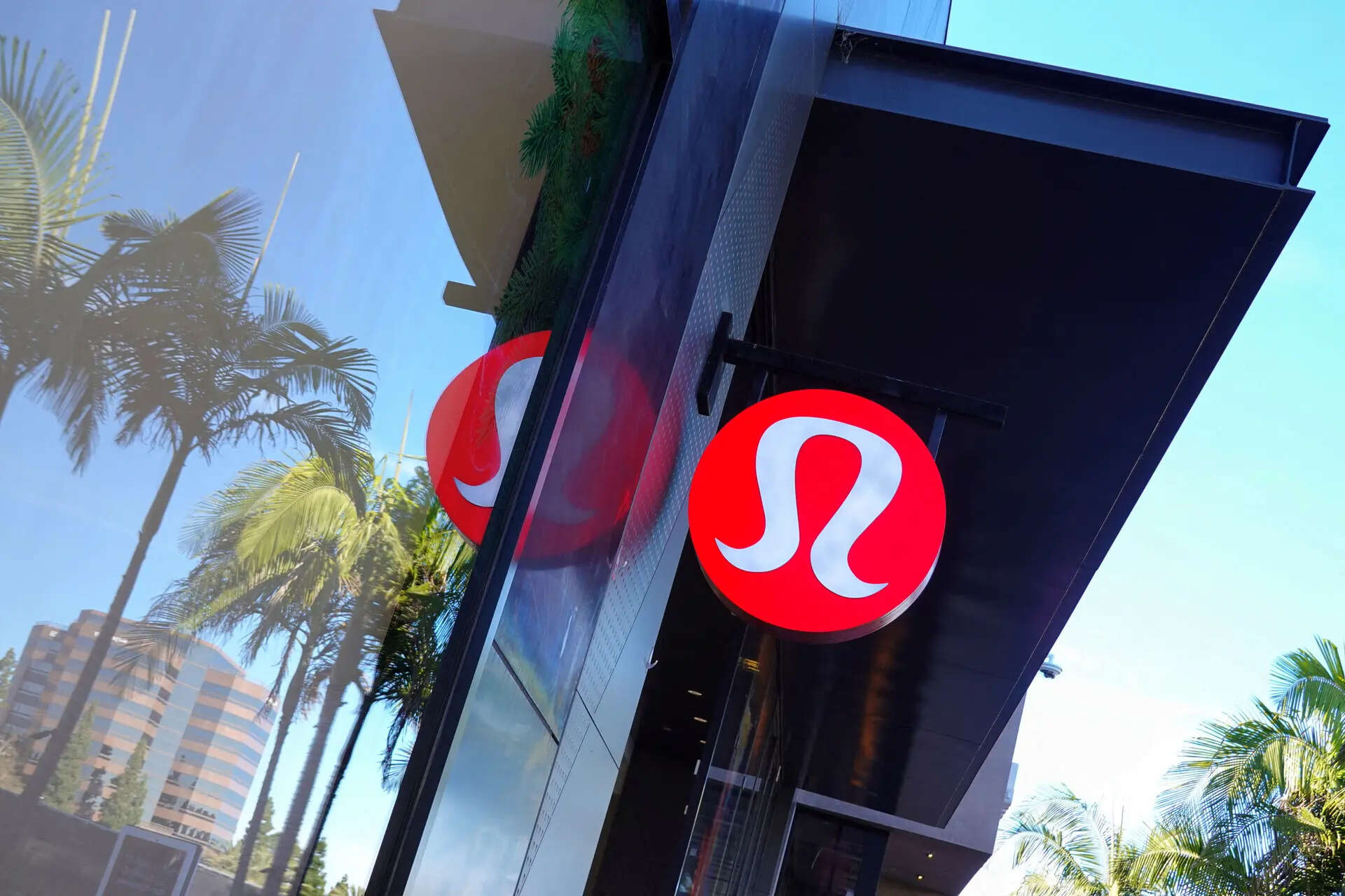 FILE PHOTO: A Lululemon sign is seen at a shopping mall in San Diego, California, U.S., November, 23, 2022. REUTERS/Mike Blake/File Photo