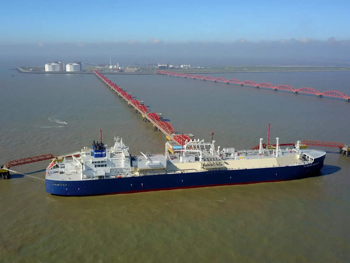 <p>The Russian oil tanker Aqua Titan is now heading to India. It will arrive at New Mangalore port on March 21. <br></p>