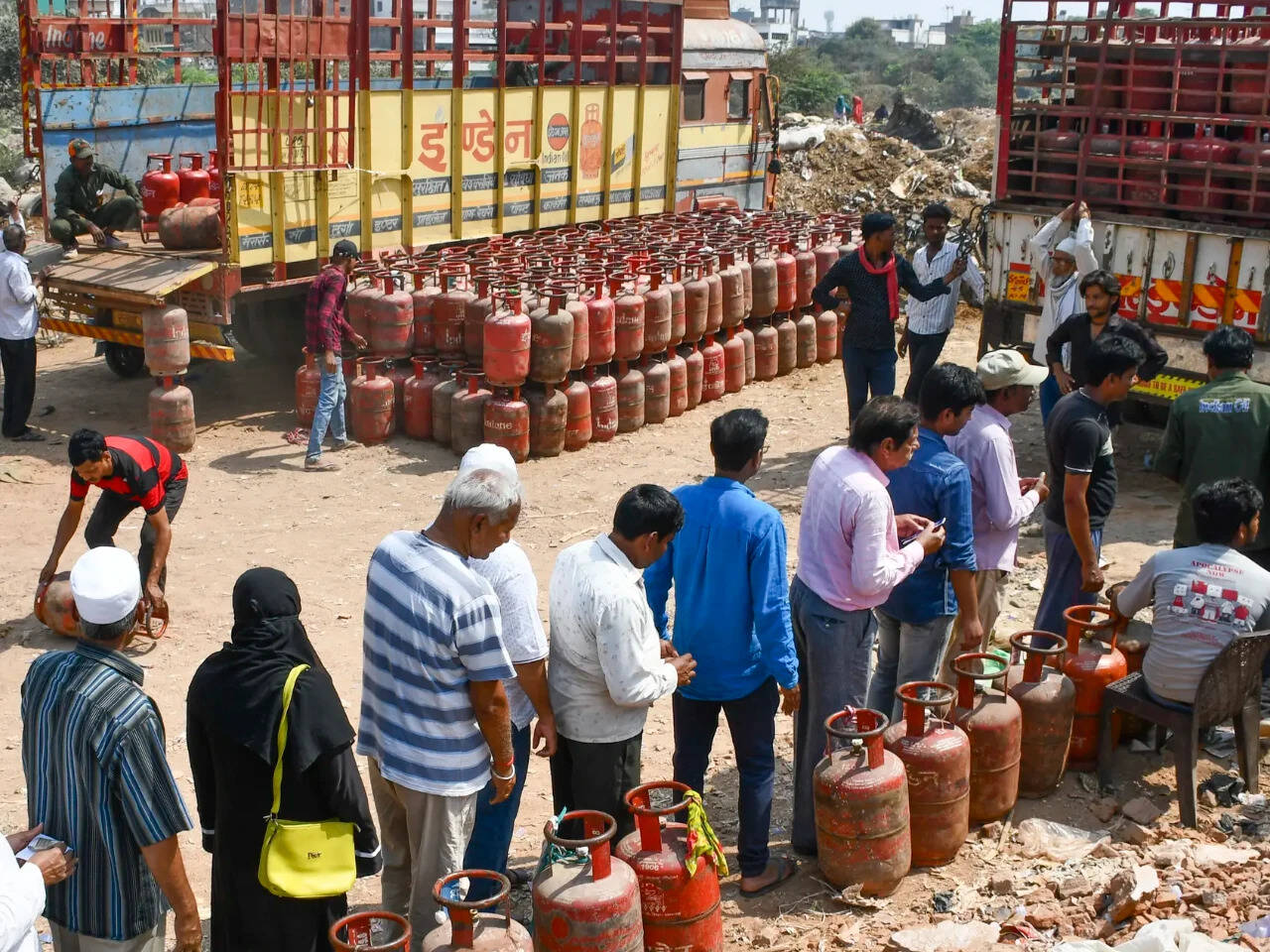 <p>Amidst global energy disruptions, India is urging states to monitor LPG supply and prevent hoarding. </p>