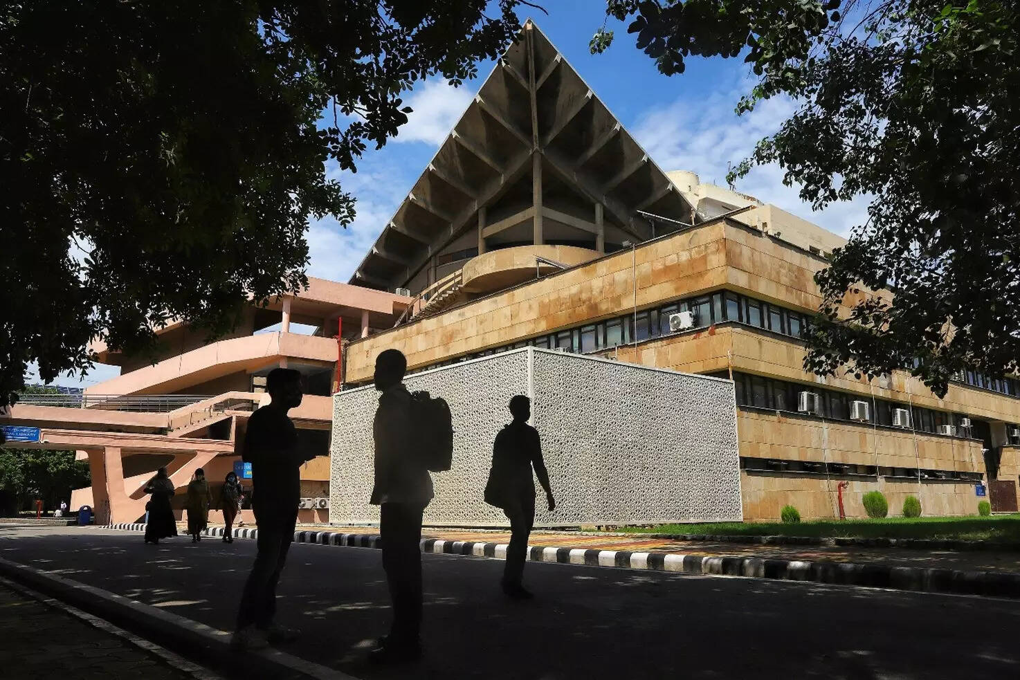 <p>The Electrical Engineering program ranks 36th, while Mechanical Engineering ranks 44th, Computer Science ranks 45th, Chemical Engineering ranks 48th, and Civil Engineering ranks 50th</p>