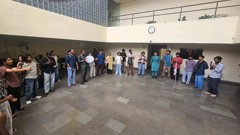 <p>Meanwhile, a group of students staged a protest against the house arrest on campus, questioning why the administration had permitted the police to enter.</p>