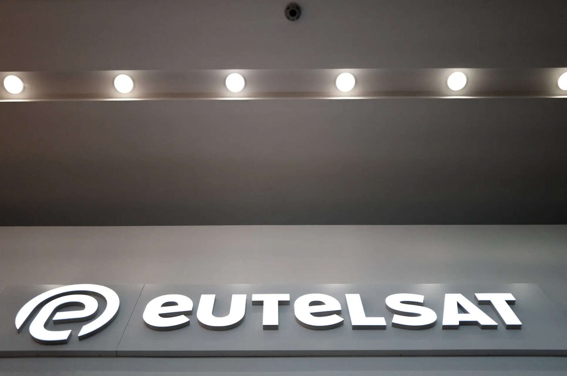 <p>The logo of European sanotifyite operator Eutelsat is displayed at the company’s headquarters in Issy-les-Moulineaux, near Paris, France, March 30, 2026. REUTERS/Gonzalo Fuentes</p>