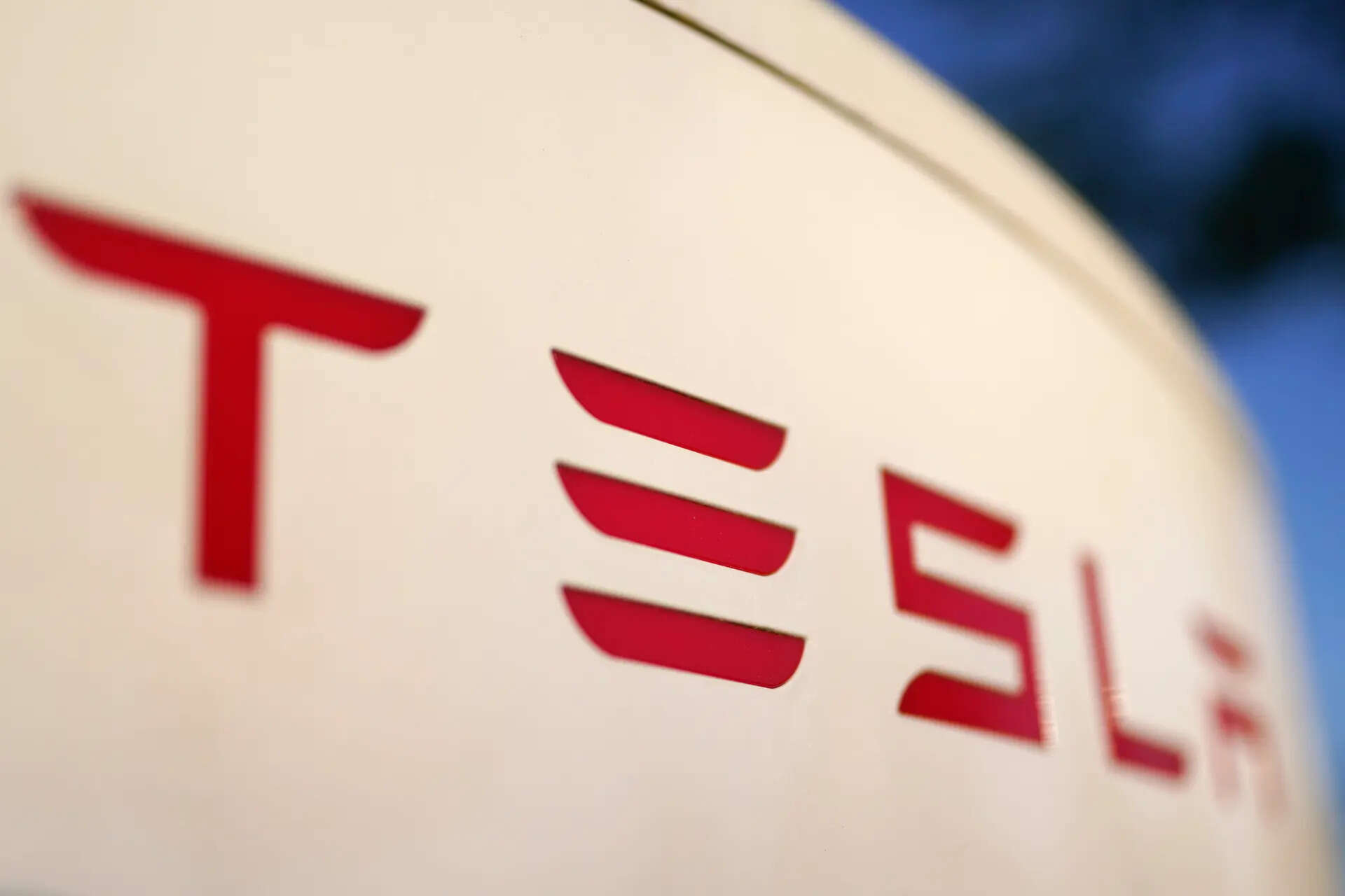 <p>US regulator ends probe into Tesla's 'actually smart summon' feature after software fixes</p>