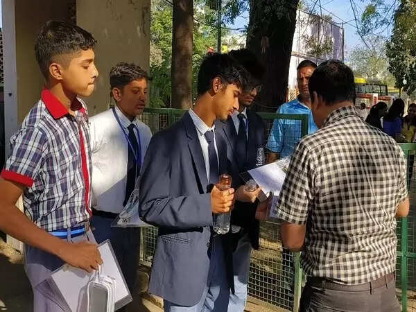 <p>CBSE declares class 10th examination results, girls outshine boys with 95 % passing percentage</p>