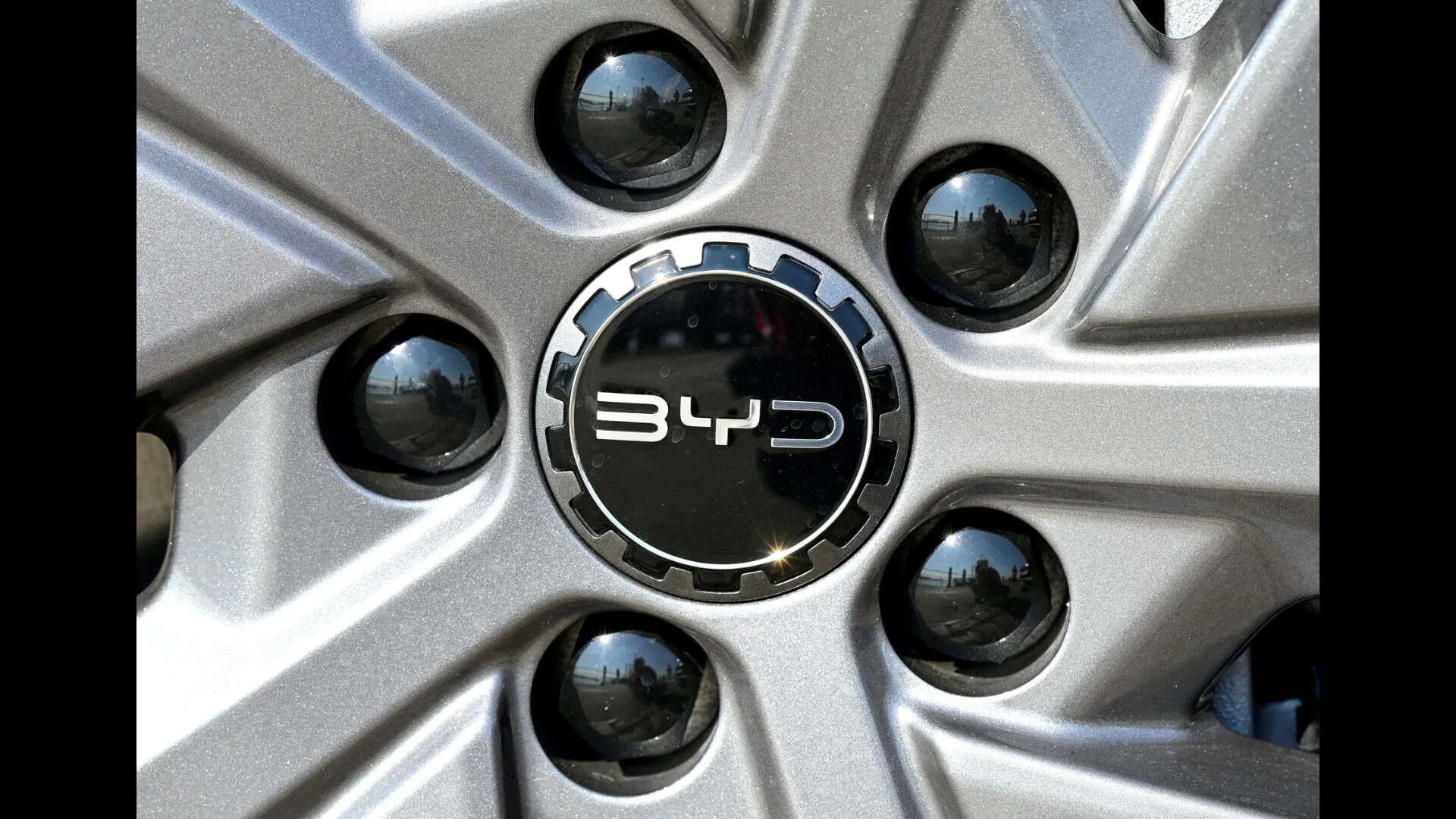 

<p>At the Beijing auto show, BYD began pre-sales of its Datang full-size electric SUV, as it joins a growing group of Chinese automakers moving into the premium segment and intensifying competition with European brands.</p>
<p>“/><figcaption class=