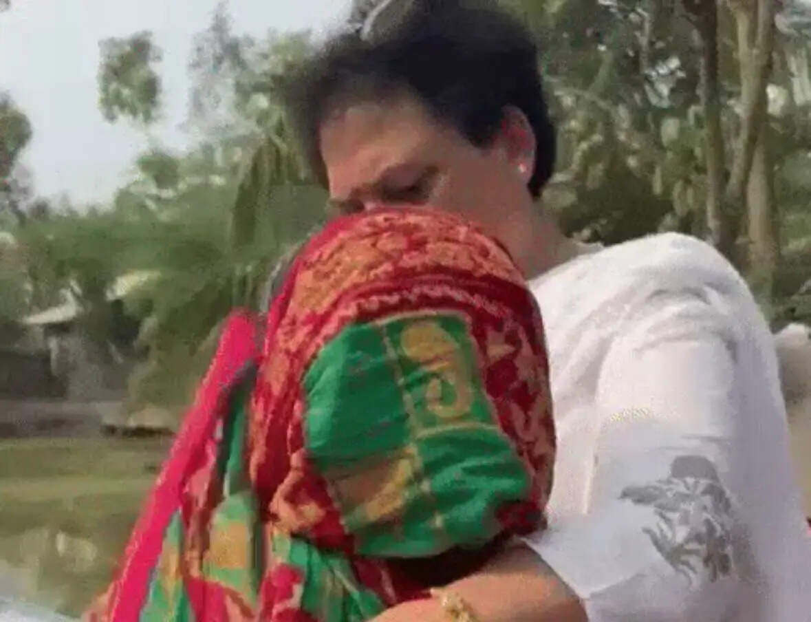 <p>Where the mind is without fear: The author interacting with and reassuring a village woman during a grassroots visit.</p>