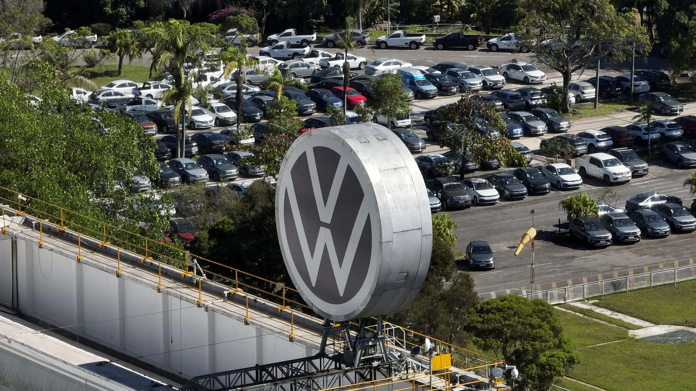 

<p>Volkswagen has resorted to flying in some components as shipping routes through the Strait ‌of Hormuz face uncertainty. </p>
<p>“/><figcaption class=