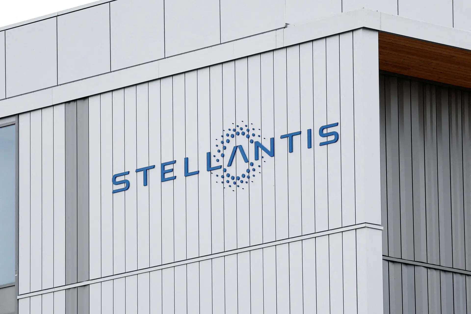 

<p>Stellantis is exploring options for its Alfa Romeo brand’s larger vehicles.</p>
<p>“/><figcaption class=