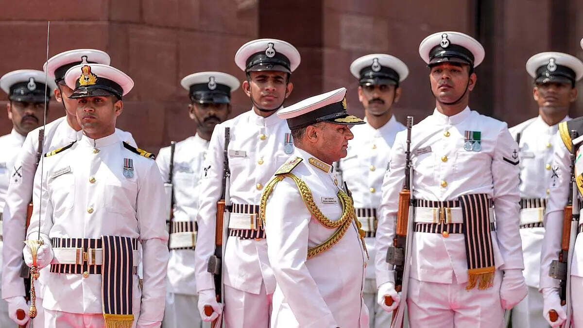 <p>Admiral Krishna Swaminathan accorded a Guard of Honour during a ceremony marking his assumption of charge as India's new Chief of the Naval Staff (CNS), in New Delhi</p>
