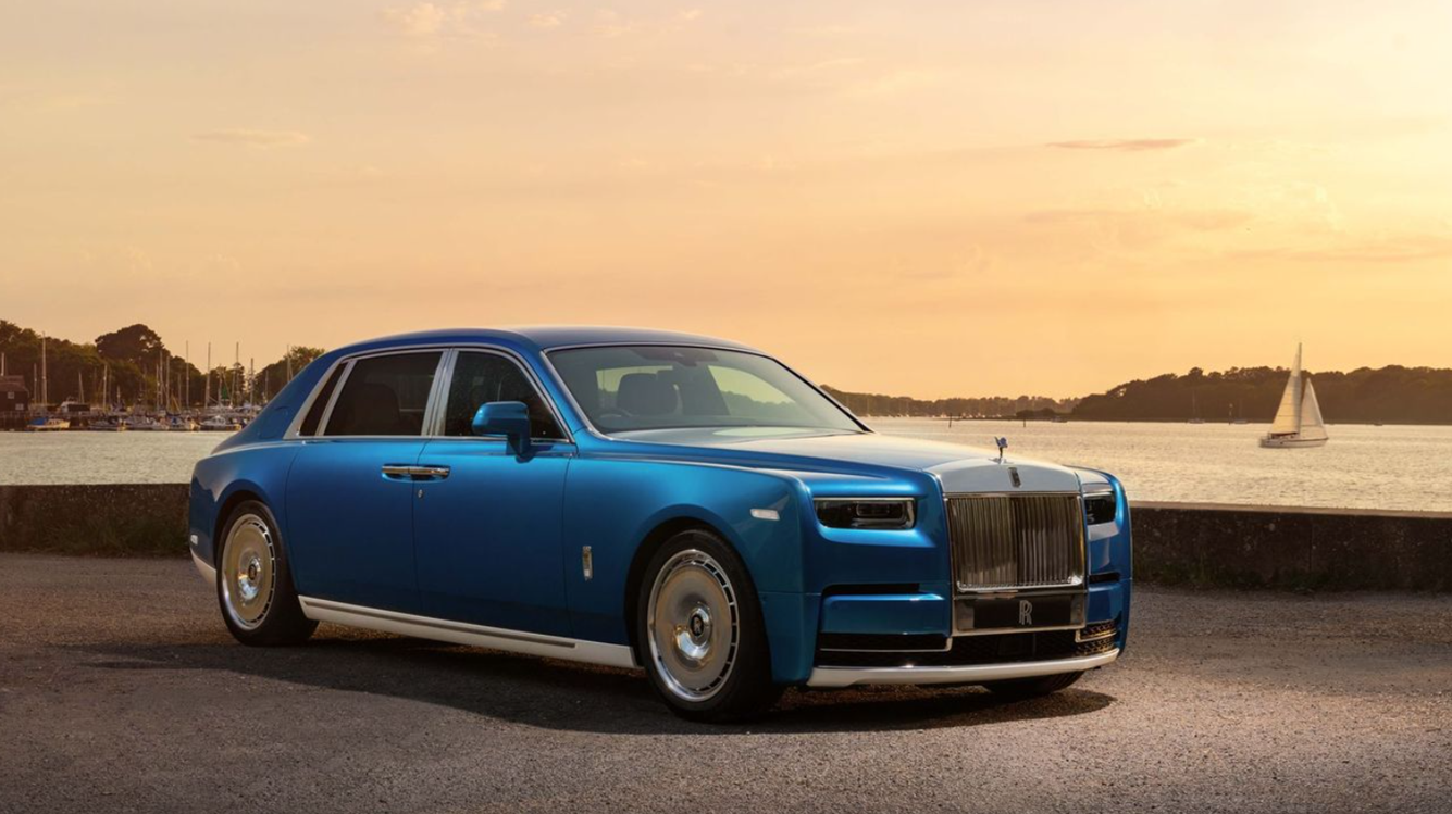 

<p>The car is finished in a two-tone Regatta Blue and English White paint scheme and features 22-inch polished disc wheels.</p>
<p>“/><figcaption class=