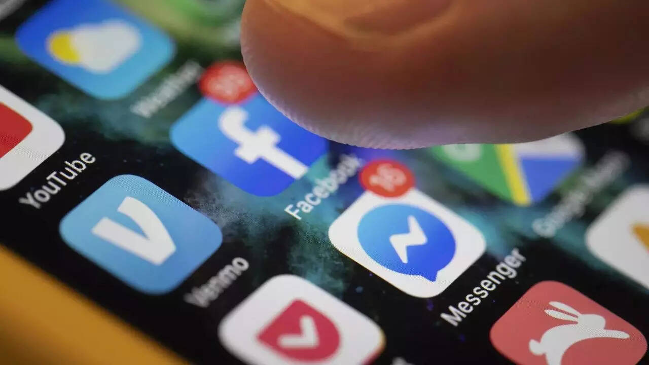 <p>EU tells France to amend social media ban law</p>