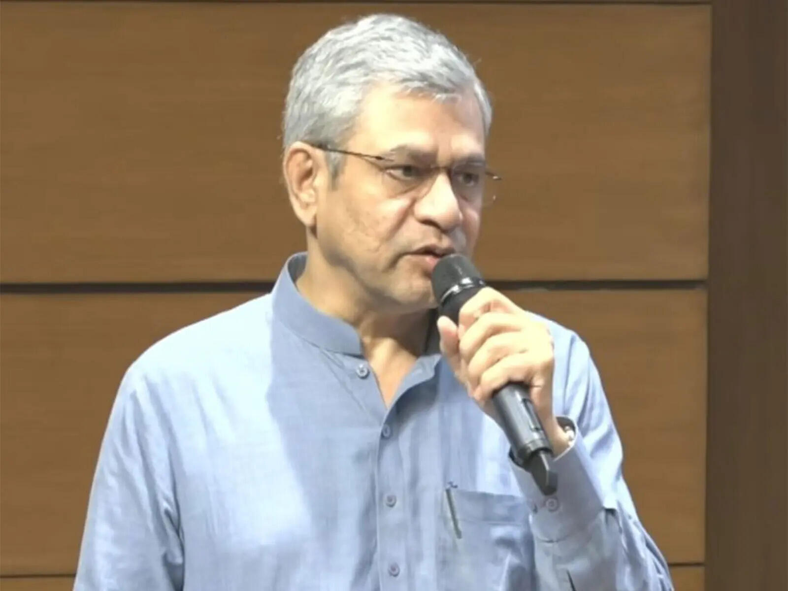 <p>The Union Cabinet has approved MPMS and Semicon 2.0 with a combined outlay of ₹1.9 lakh crore to strengthen India's electronics manufacturing ecosystem.</p>