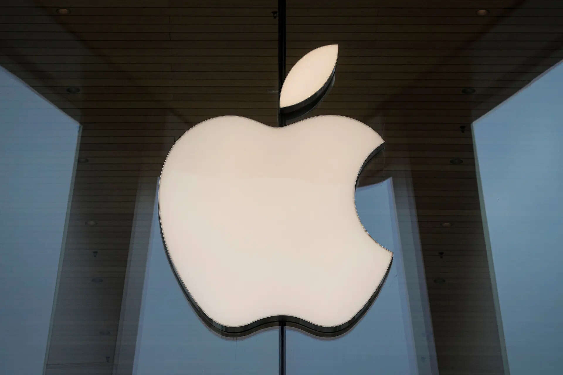 <p>Apple in early settlement talks with US DOJ over antitrust case, Bloomberg News reports</p>