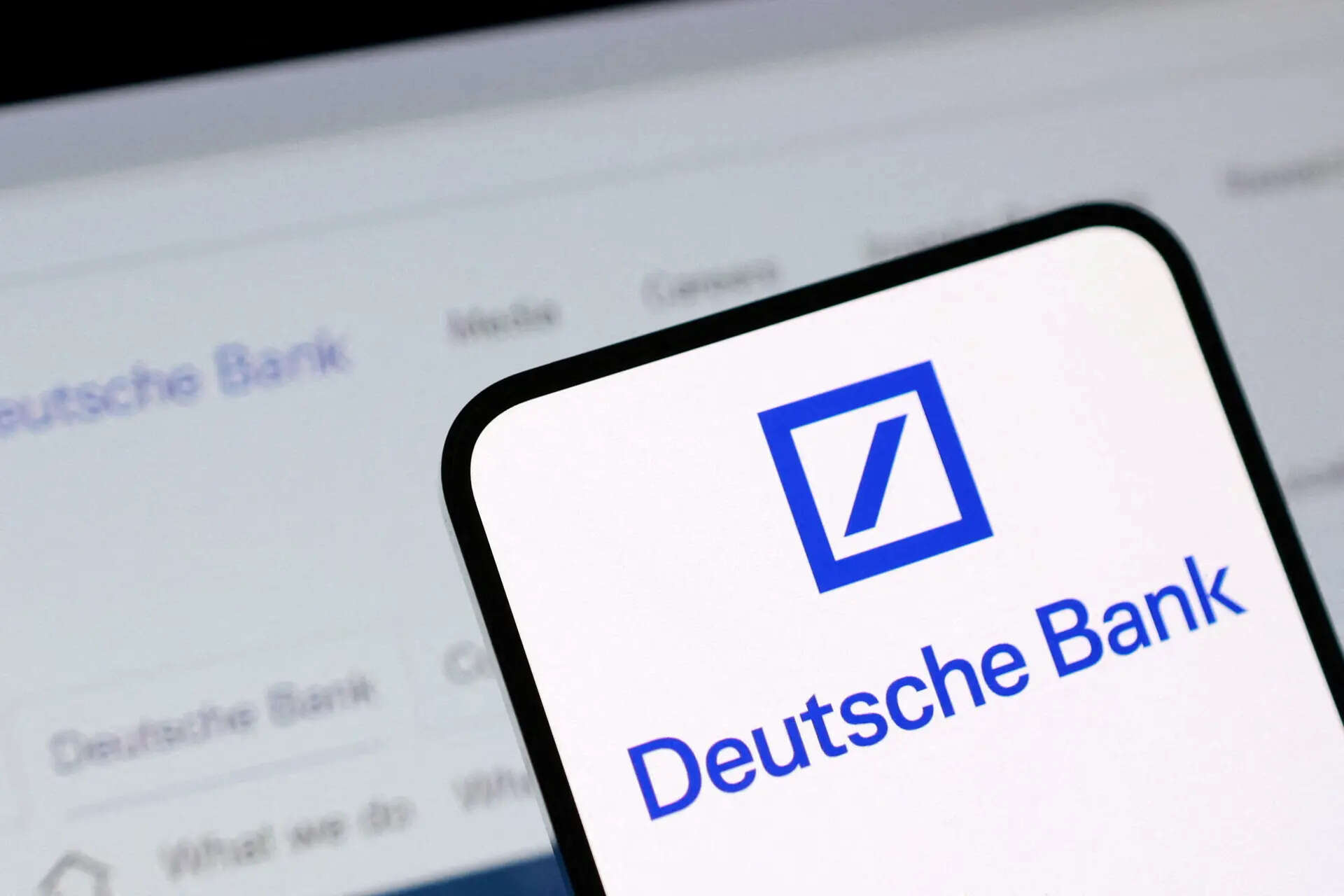 <p>Prosecutors search Deutsche Bank HQ over tax trades</p>
