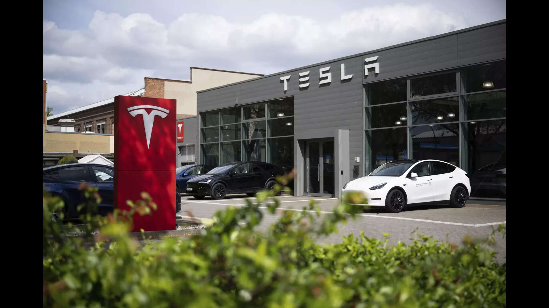 At the same time, Tesla made capital expenditures of $5.8 billion ​in the quarter just ended, more than double the amount of the year-ago quarter and the first quarter of this ⁠year.
