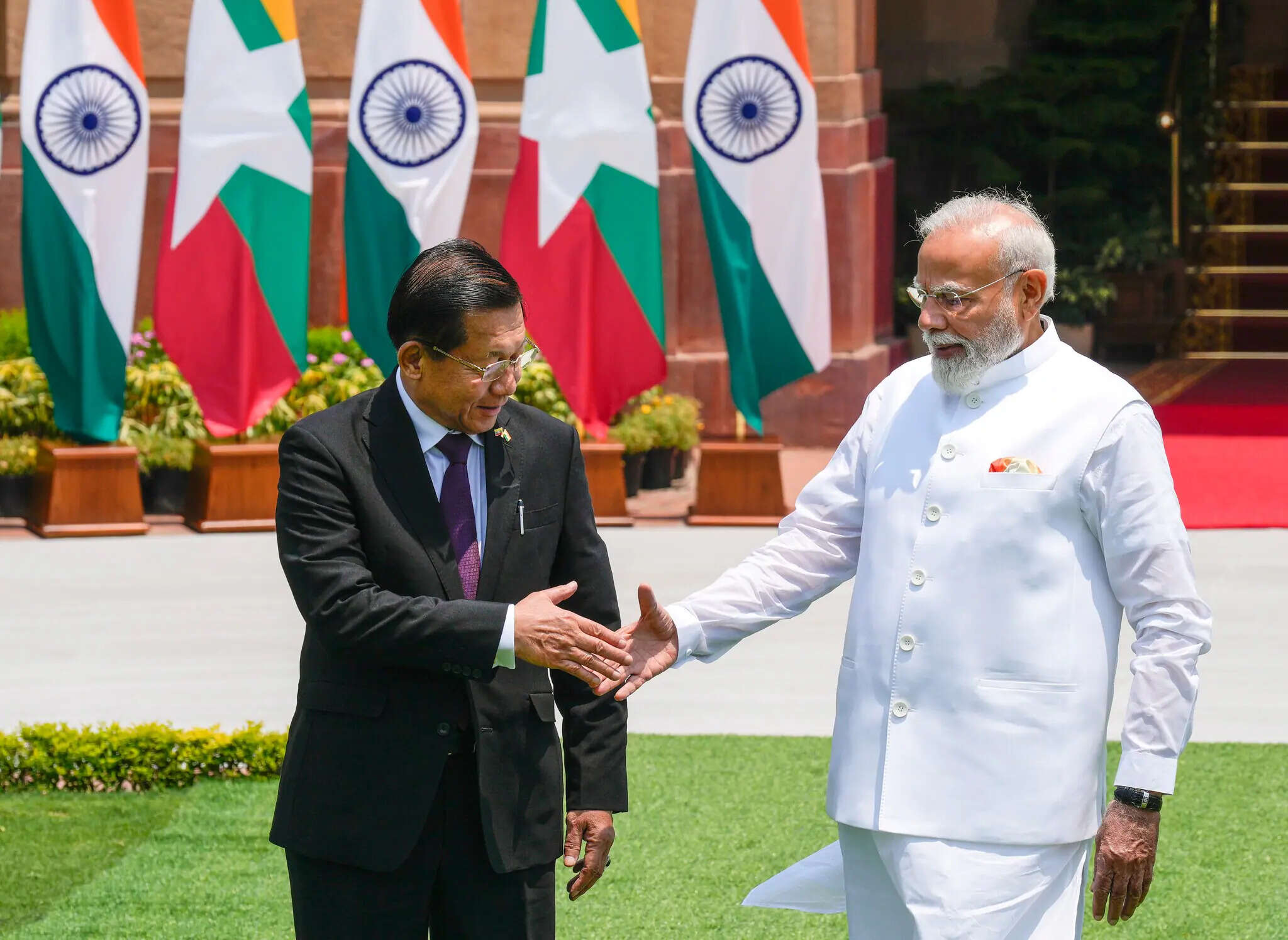 <p>Prime Minister Narendra Modi meets Myanmar's President U Min Aung Hlaing<br></p>