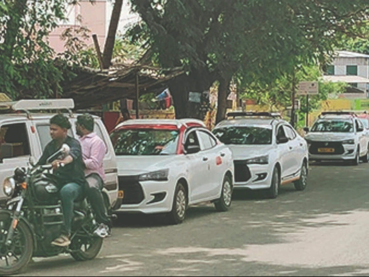 Cars and buses queue outside CNG filling stations in Namakkal district amid a shortage that has disrupted supplies in the region.